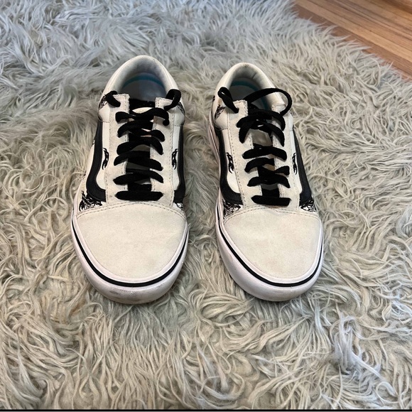 Vans comfy crush skull print sneakers. Women’s size 7.5 Men’s 6 - Picture 3 of 5